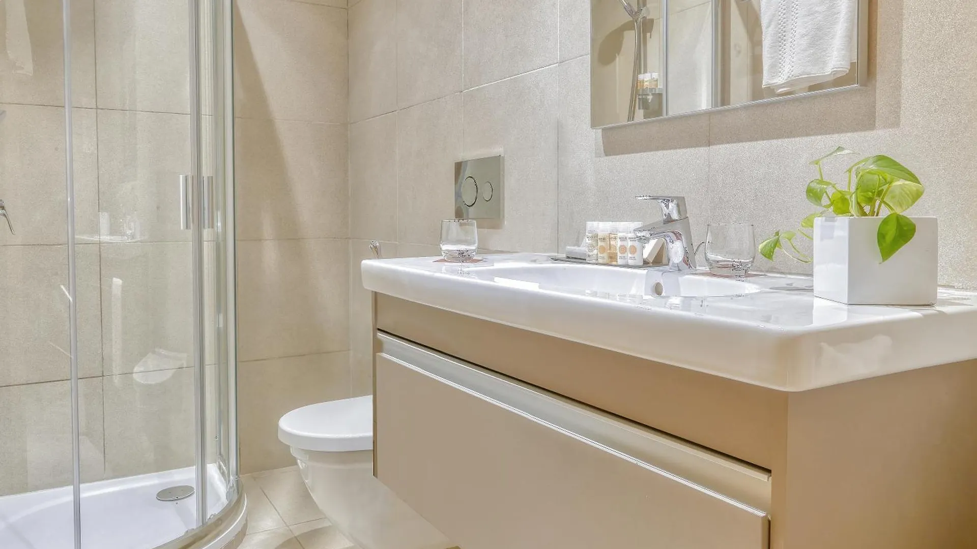 Adam Hotel Suites チュニス 5*,