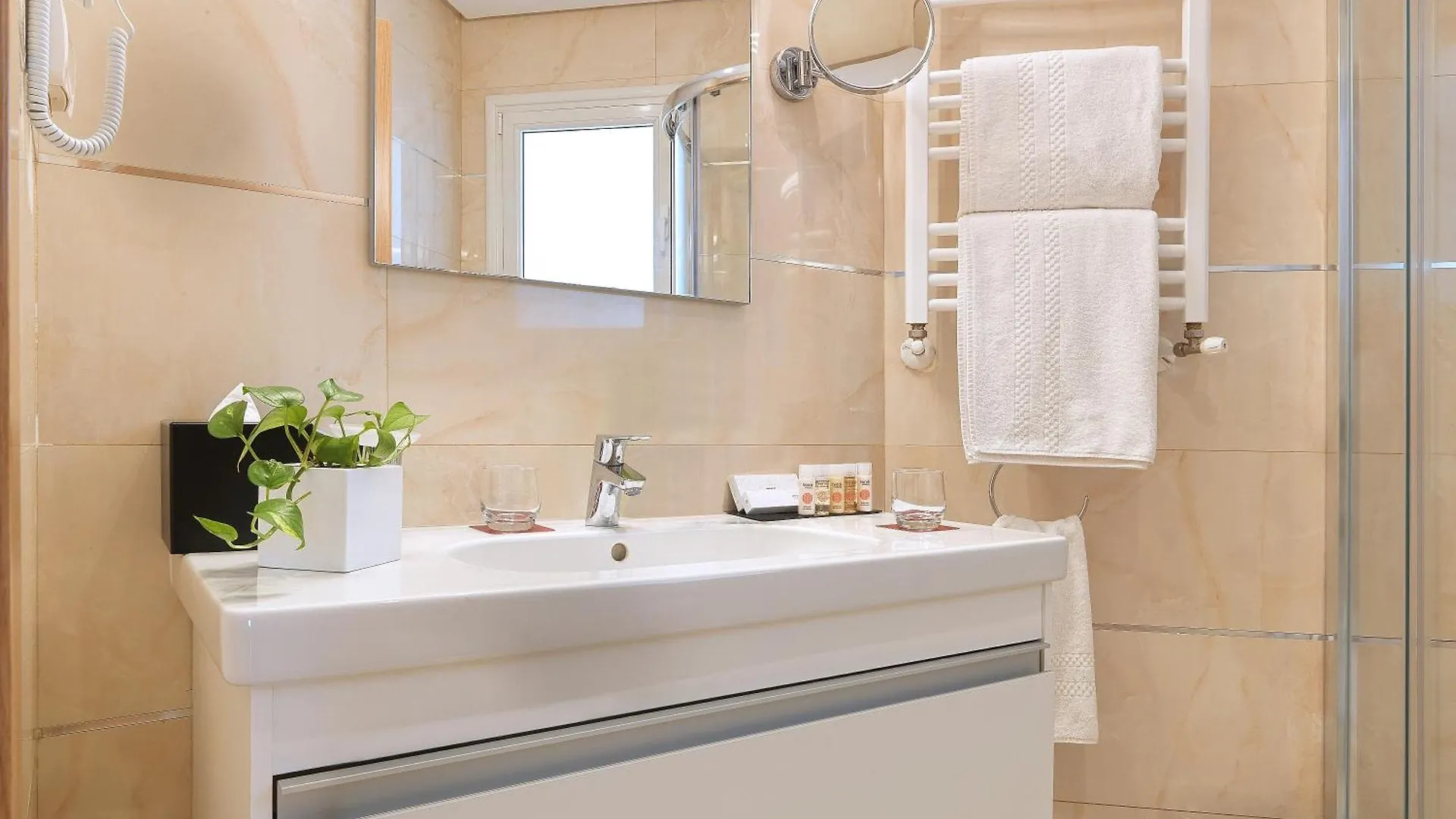 *****  Adam Hotel Suites チュニス チュニジア
